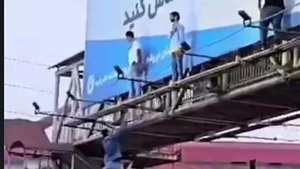 لحظه نجات مرد جوان که قصد خودکشی از بالای پل را داشت/ ویدئو