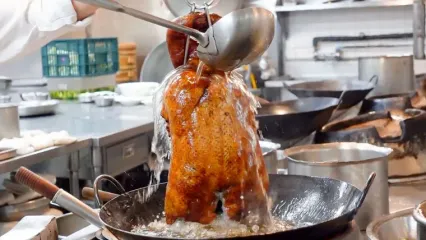 (ویدئو) غذای خیابانی در تایوان؛ پخت اردک چینی و سرو سوشی اردک