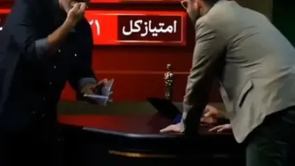 (ویدیو) مهران غفوریان وسط برنامه مهران مدیری لواشک پخش میکنه!