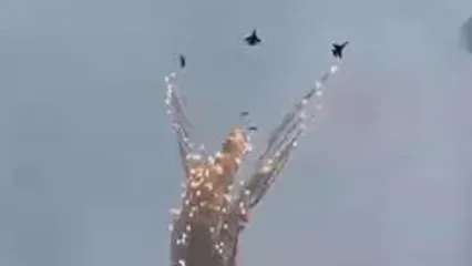 (ویدئو) عملیات دیدنی نمایشی جنگنده‌های پیشرفته روسیه در دل آسمان