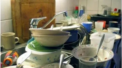 خلاقیت خنده دار مادر ایرانی برای گول زدن دخترش واسه شستن ظرفها حماسه ساز شد/ عکس