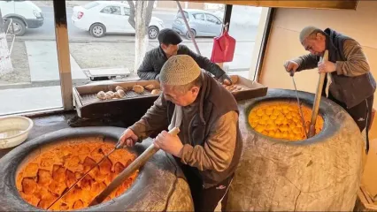 (ویدئو) غذاهای خیابانی در ازبکستان؛ پخت گوشت در دل نان