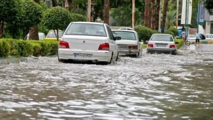 شدت بارش باران در مشهد به اوج رسید |  مردم در خانه‌ها بمانند | آسمان مشهد دوباره وسط روز تاریک شد +فیلم