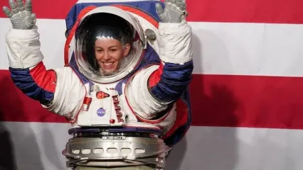 ناسا از لباس فضانوردان برای سفر به ماه رونمایی کرد