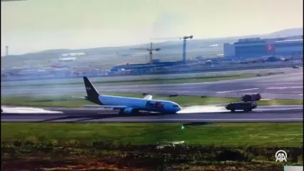 فرود بدون چرخ یک هواپیمای باری در فرودگاه استانبول+فیلم