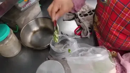 (ویدئو) غذای خیابانی در تایوان؛ پخت ده ها مرغ در یک تنور فلزی متفاوت