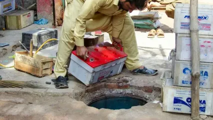 (ویدئو) تکنیک جالب پاکستانی ها برای بازسازی کم هزینه و سریع باتری قدیمی خودرو