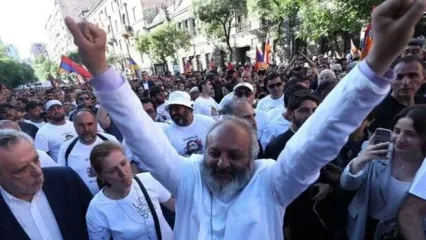 انتقاد نمایندگان پارلمان ارمنستان از روسیه و کشیش معترض