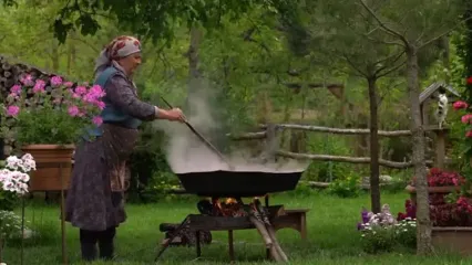 (ویدئو) فرآیند پخت 40 کیلو مربای توت فرنگی به روش یک زوج روستایی آذربایجانی