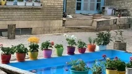 عکس/ خلاقیت حیرت انگیز یک ایرانی برای جا شدن ماشین در حیاط کوچک خانه حماسه آفرید!