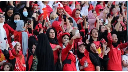 انتقاد روزنامه اعتماد از فضای فرهنگی هواداران فوتبال در فضای مجازی و ورزشگاه‌ها/ شرایط را برای حضور خانوادگی فراهم کنید