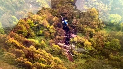 بالگرد رئیس جمهور با کوه برخورد کرده است/ اولین تصاویر از بالگرد متلاشی شده رئیس جمهور+عکس