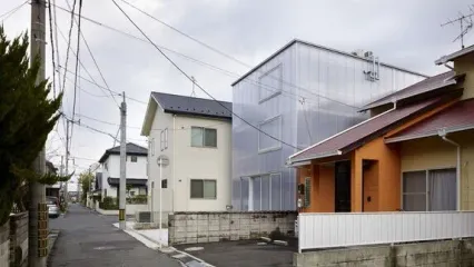 خانه خاص و منحصربه‌فرد با دیوارهای پلاستیکی