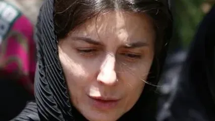 بی‌قراری لیلا حاتمی در مراسم خاکسپاری مادرش +عکس و فیلم