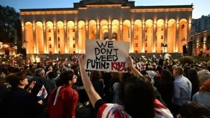 در پارلمان گرجستان چه خبر است و چرا معترضان خیابان های تفلیس را ترک نمی کنند؟/ باز پای روسیه در میان است؟