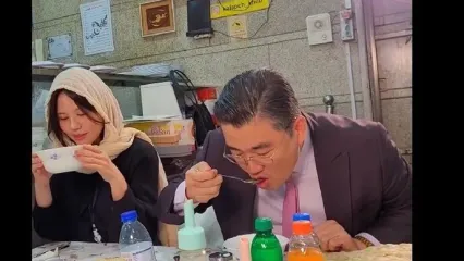 سفیر کره جنوبی بعد از خوردن کله‌پاچه خطاب به کارکنان کله‌پزی: دمت گرم!/ ویدئو