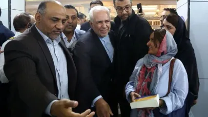 (تصاویر) جشن امضای کتاب «پایاب شکیبایی» با حضور محمدجواد ظریف