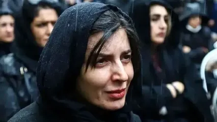 عکس هایی تلخ از حال و روز لیلا حاتمی در هنگام خاکسپاری مادرش/ تصاویر