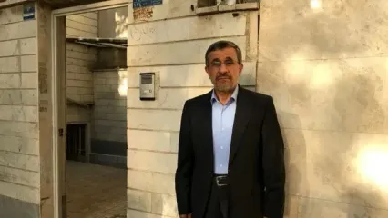 کادویی که احمدی نژاد در استانبول گرفت + عکس