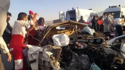 تصادف خونین وانت با پژو پارس در کرمان + تعداد کشته ها و زخمی‌ها