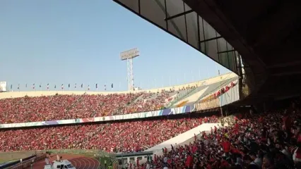 اقدام خطرناک هواداران پرسپولیس در ورزشگاه آزادی