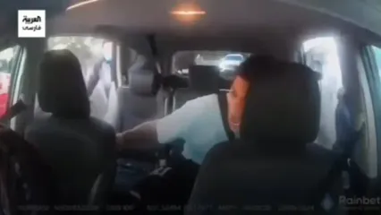 فیلمی وحشتناک از چاقوکشی دو نفر مقابل راننده تاکسی شوک زده