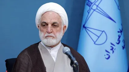 لحظه اصابت موشک به ساختمانی در نزدیکی محل حضور رئیس قوه قضاییه در راهپیمایی روز قدس/ واکنش یوسف سلامی، خبرنگار صدا و سیما/ ویدئو