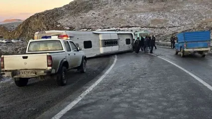 41 کشته و زخمی در واژگونی مرگبار مینی بوس و اتوبوس / در کردستان رخ داد