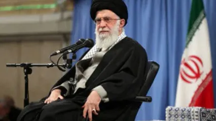 تصویری قدیمی از دیدار آیت‌الله خامنه‌ای با فرماندهان ارتش