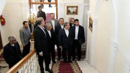 بازدید عراقچی از سفارت ایران در مسکو و گفتگو با خانواده‌ دیپلمات‌ها