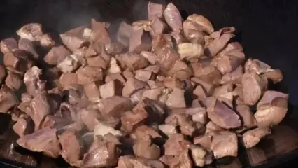 ببینید؛ غذای روستایی در روسیه؛ پخت یک غذا با دل، قلوه و سیب زمینی