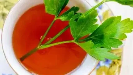 7 دلیل برای نوشیدن چای جعفری در دوران قاعدگی که نمی‌دانستید!