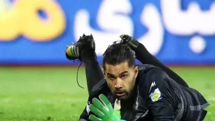 خداحافظی  دروازه بان سابق استقلال با هواداران