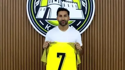 ستاره مدنظر پرسپولیس در تیمش ماندنی شد