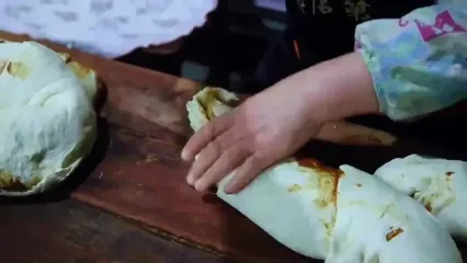 ببینید؛ مراحل دیدنی پخت نان سنتی چینی در یک کارگاه روستایی