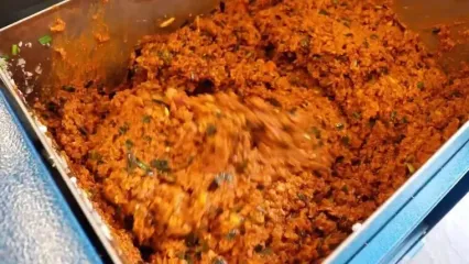ببینید؛ غذای خیابانی در کره؛ تهیه سوسیس تند با ماهی مرکب در سئول