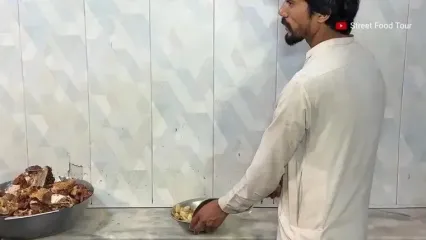 ببینید؛ غذای خیابانی در پاکستان؛ طبخ کله پاچه برای صبحانه در پیشاور