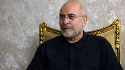 عکس: قالیباف پای تخته سیاه در حال آموزش نیروها در جبهه؛ دهه ۶۰