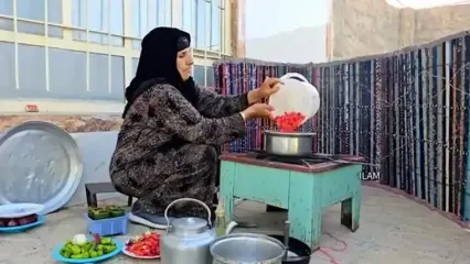 ببینید؛ غذای روستایی در ایران؛ پخت خورشت سنتی بامیه و گوجه