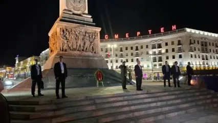 ادای احترام رئیس‌جمهور پزشکیان به بنای یادبود سرباز وطن در مینسک