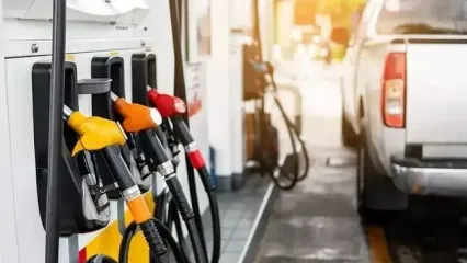 دستگیری مدیر پمپ بنزین و ۶ کارگر در رودان/ کشف ۲۰ کارت سوخت