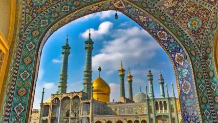 تصاویر گل‌آرایی حرم حضرت معصومه (س) در سالروز ورود به قم + فیلم