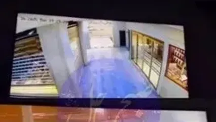 فیلم صفر تا صد سرقت مسلحانه از طلافروشی در درگهان قشم / از داخل طلافروشی تا صحنه فرار دزدان با سمند