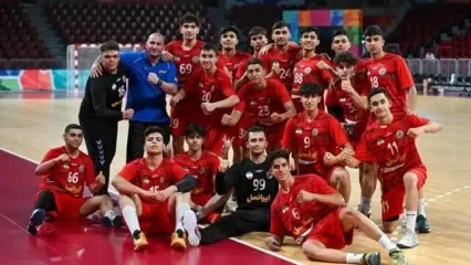 پسران هندبال مالدیو را گلباران کردند