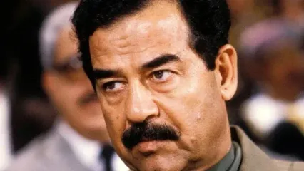 «صدام حسین» با لباس احرام در کعبه 40 سال قبل