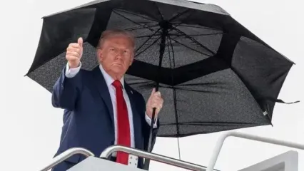 ترامپ روی سر بچه‌ها شکلات گذاشت + ببینید