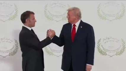 کشمکش ترامپ و مکرون هنگام دست دادن/فیلم
