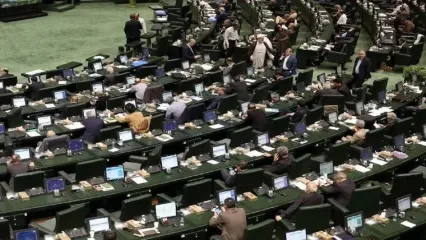 تکیه یک زن بر صندلی دوازدهم