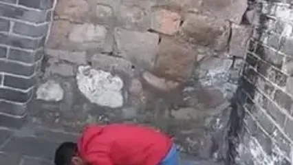 نماز خواندن امید علیمردانی بازیگر سریال ستایش روی دیوار چین