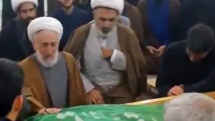 فاتحه‌ خوانی و گریه کاظم صدیقی بر پیکر پسرش